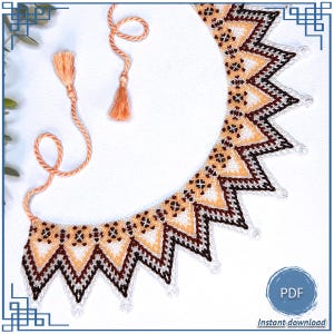 Puede incluir: Un collar hecho a mano con un diseño geométrico en tonos crema, marrón y negro. El collar presenta un borde festoneado y está adornado con borlas. La imagen incluye el texto "PDF" y "Descarga instantánea".