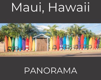 Puede incluir: Una fila de tablas de surf coloridas alineadas contra una valla de madera frente a una casa en Maui, Hawái. El texto "PANORAMA" está debajo de la imagen.