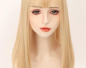 ストレートで明るいゴールデンブラウンのエクステ付きヘア。前髪は目立たないように分けられており、長さは50cm。自然な通気性に優れています。