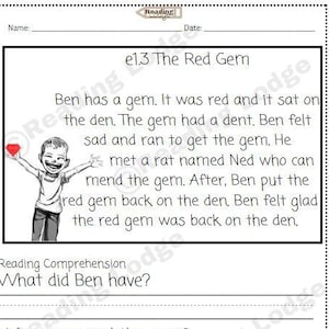 Może przedstawiać: Czarno-biała ilustracja chłopca trzymającego czerwony klejnot. Tekst głosi "e1.3 The Red Gem". Ben ma klejnot. Był czerwony i leżał w norze. Klejnot miał wgniecenie. Ben był smutny i pobiegł, aby go odzyskać. Spotkał szczura o imieniu Ned, który potrafi naprawić klejnot. Potem Ben umieścił czerwony klejnot z powrotem w norze. Ben był zadowolony, że czerwony klejnot wrócił do nory. Rozumienie tekstu Co miał Ben? Kto potrafi naprawić klejnot? Jaki kolor miał klejnot Bena?