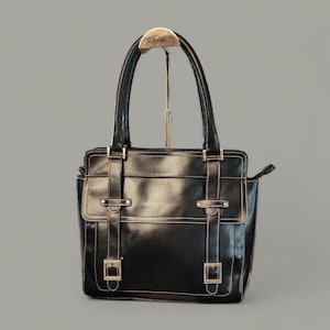 Unbranded faux leather vintage look shoulder bag.