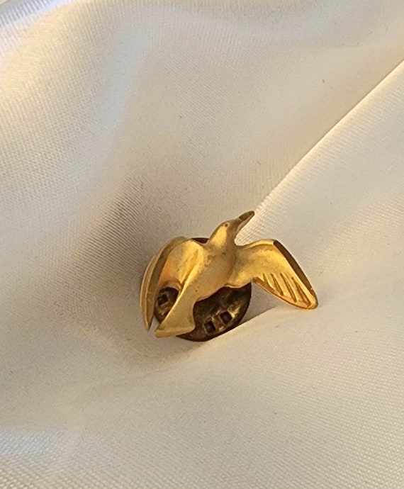 Vintage Gold tone dove lapel or tie pin