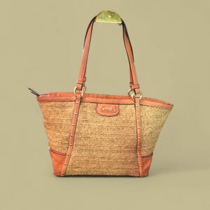 Bolso de hombro con tachuelas de paja coral Alexandra de Coach, hallazgo poco común, F21959