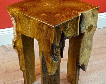 Table d'appoint en loupe de teck L'art de la nature dans votre espace de vie