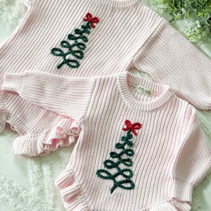 Stickad Babysparkdräkt med broderad julgran - Volangdetalj