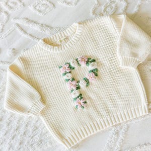 Suéter personalizado con letras bordadas con flores, suéter con iniciales con flores, suéter de punto grueso para bebés y niños pequeños, suéter personalizable