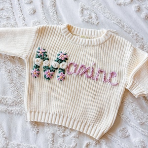 Suéter con nombre bordado y letra floral - Bordado a mano - Suéter personalizado - Suéter con nombre de niña