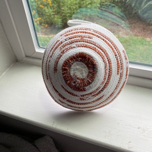 Tigela/cesta de corda pequena, perfeita para guardar chaves, controles remotos, acessórios de cabelo e muito mais.