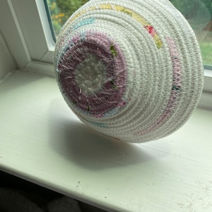 Small rope bowl/ basket perfect as a catch-all for Keys, remotes, hair accessories and more.