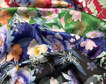 Tissu satiné soyeux à motif floral par mètre