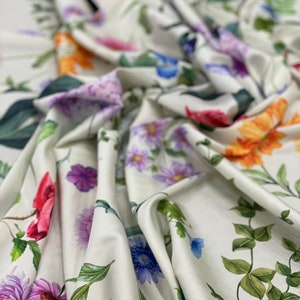 Elegante satijnen stof met bloemenpatroon: jurkstof.....Kan op elke stof worden gedrukt..lr