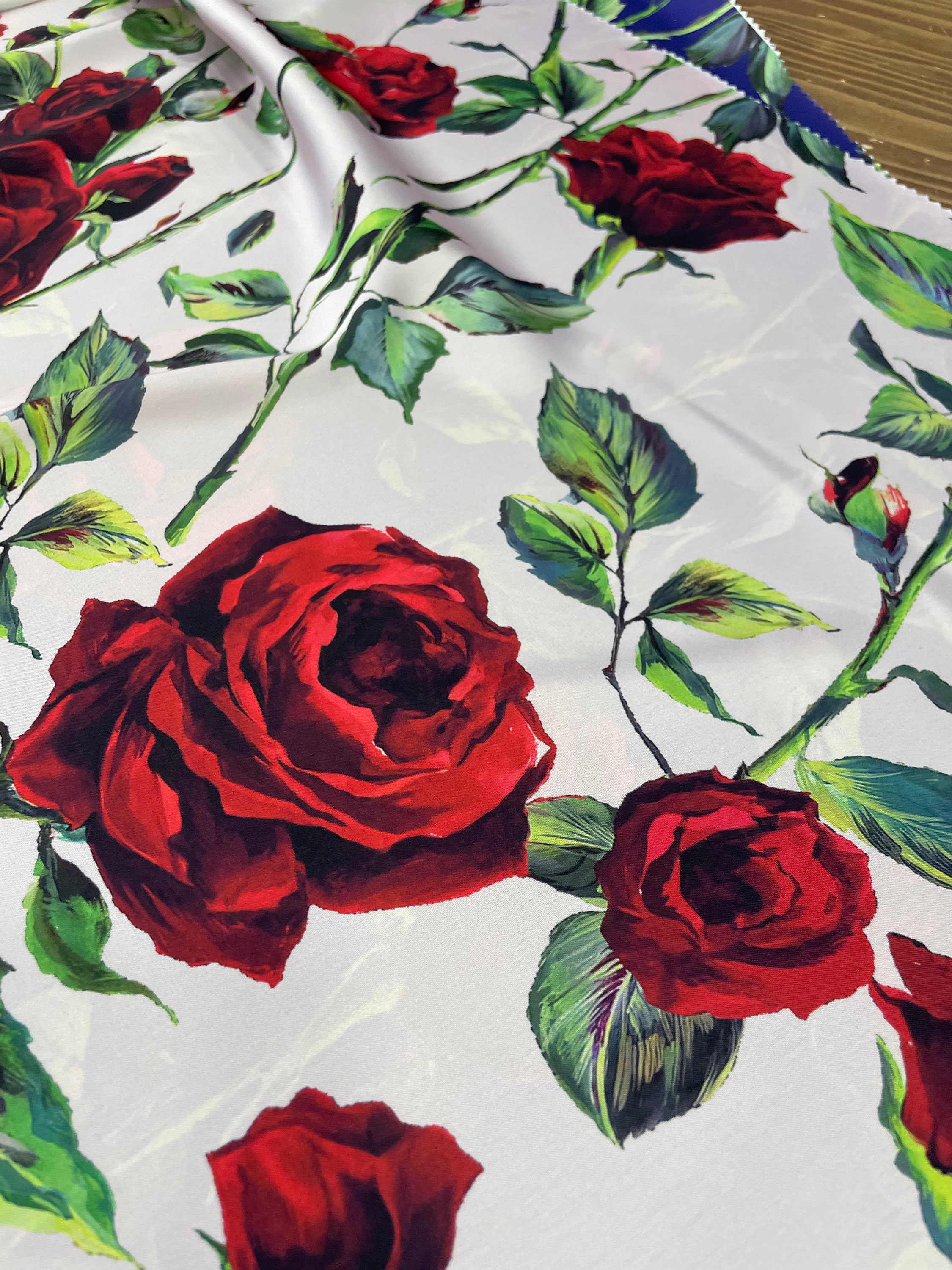 Weiße Rose Flugblatt 6 Weiß-Rot Vivid Roses Seidige Satin-Stoff-Kleid-Stoffedie gewünschte