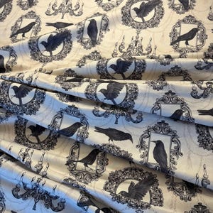 Tkanina obiciowa „Crows and Candlesticks Design” cięta na wymiar (Mikado)