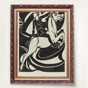 Puede incluir: Obra de arte en blanco y negro enmarcada que representa a una persona montada a caballo. La obra de arte presenta un diseño estilizado con líneas y formas audaces. El marco es de color marrón oscuro con detalles ornamentados.