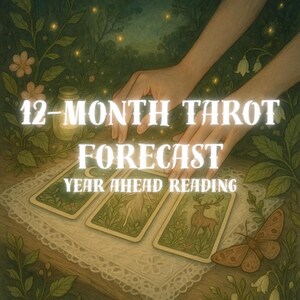 Könnte beinhalten: Ein Bild mit drei Tarotkarten auf einem Spitzentuch, mit dem Text "12-MONTH TAROT FORECAST YEAR AHEAD READING". Die Karten zeigen Illustrationen einer Frau, eines Hirsches und eines Halbmonds. Der Hintergrund umfasst Laub und einen Schmetterling.