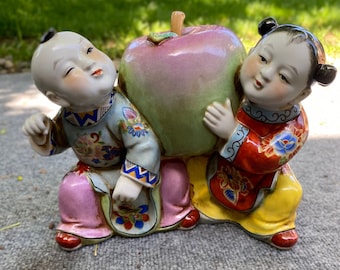 Figura de porcelana china vintage / Niños con manzana grande / Escultura de estilo chino pintada a mano