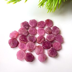 25 sztuk – 100% naturalny, surowy kamień szlachetny z różowego rubinu, surowy kryształ (7/9 mm)
