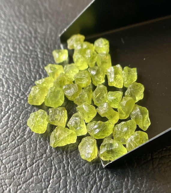 40 Pieces Raw Peridot Crystals (5-6mm): Natural August Birthstone - Main Image