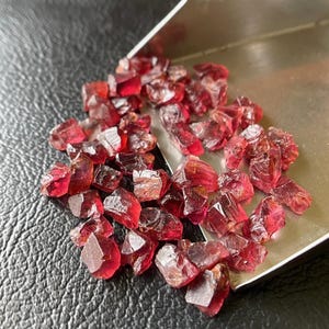 50 Stück Roter Granat Rohedelsteine: Natürliche Rohe Kristalle (6-8 MM)