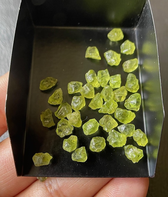 40 Pieces Raw Peridot Crystals (5-6mm): Natural August Birthstone