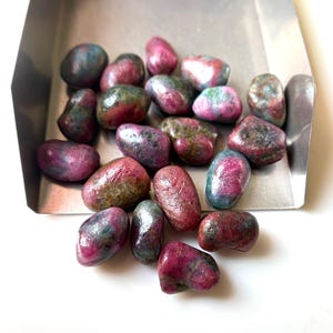 Natuurlijke robijnrode zoisite-kristallen (10/12 mm) voor het maken van sieraden