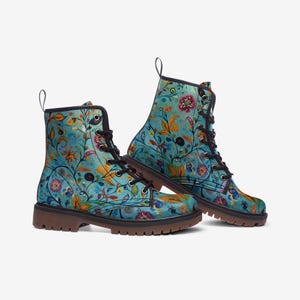 Kleurrijke etnische Indiase laarzen, bloemen unisex laarzen, casual leren lichtgewicht laarzen MT, gevechtslaarzen, aangepaste laarzen.
