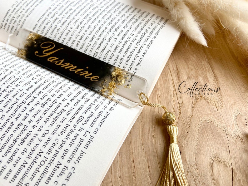 Gold and black first name bookmark in resin, handmade. Gift idea image 4