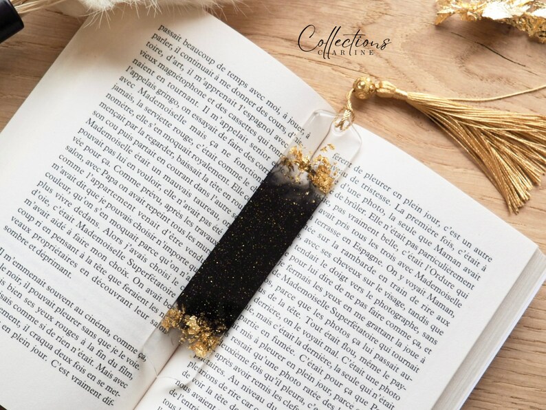 Gold and black first name bookmark in resin, handmade. Gift idea image 3