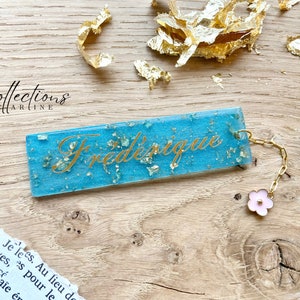 Personalized flower bookmark in resin gold pink white purple green or blue. Gift idea Bleu