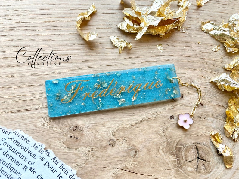 Personalized flower bookmark in resin gold pink white purple green or blue. Gift idea Bleu