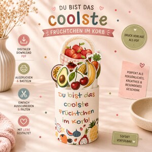 Könnte beinhalten: Ein weißer Zylinder mit dem Text "Du bist das coolste Früchtchen im Korb!" und Illustrationen verschiedener Früchte. Das Bild enthält Text wie "Digitaler Download PDF", "Ausdrucken & Basteln", "Einfach Ausschneiden & Falten" und "Mit Liebe gestaltet".