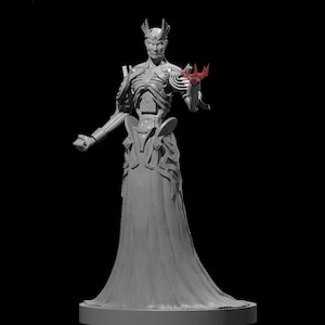 Op de afbeelding: Een grijs skeletfiguur dat een lange, vloeiende robe en een kroon draagt. De figuur houdt een rood object in zijn rechterhand.