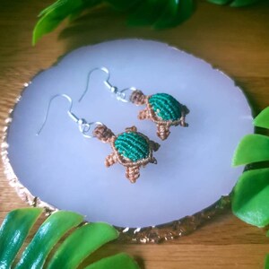 Handgjorda makraméörhängen med sköldpadda | Djurhängande smycken