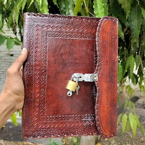 Pasta de couro preto carbono feita à mão com cadeado e chave | Secret Keeper | Opção de argola A4 2, 3, 4 | Diário grande | Portfólio personalizado