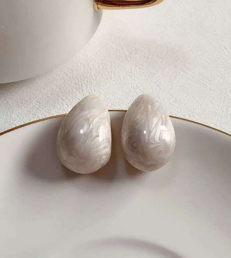 Earthen Beauty Simple Drop Earrings in Cream/Ivory main image 0