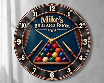 以下が含まれることがあります： 黒と木目調のフレームが付いた丸い掛け時計。Mike's BILLIARD ROOMという文字が記されています。文字盤には青いビリヤード台の表面、カラフルなビリヤードボールの三角形のラック、そして交差した2本のキューが描かれています。