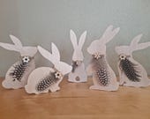 5er Set Deko-Osterhasen aus Holz – liebevolle Frühlingsdeko im Landhausstil
