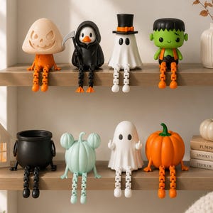 Könnte beinhalten: Acht bewegliche Halloween-Figuren, darunter ein Charakter mit Kürbiskopf, eine Ente im schwarzen Umhang mit Sense, ein Geist mit Zylinder, ein grünes Monster, ein schwarzer Kessel, ein hellgrüner Kürbis, ein weißer Geist und ein orangefarbener Kürbis.