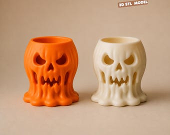 Può includere: Due portalanterne a forma di teschi che si sciolgono, uno arancione brillante e uno bianco sporco. Il testo HALLOWEEN MELTING SKULL LANTERN e 3D STL MODEL è visibile in alto. Ogni teschio presenta occhi, naso e una bocca frastagliata scavati.