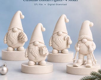 Puede incluir: Cuatro figuras de gnomos de color blanco roto, cada una sobre una base circular. Uno sostiene una piña, otro un regalo, otro un bastón de caramelo y otro está sobre esquís. Texto: Christmas Gnomes Figures - 4 Model, STL File - Digital Download.