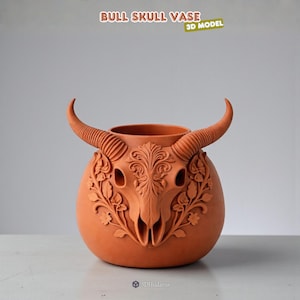 Puede incluir: Jarr&oacute;n con forma de calavera de toro de color terracota con intrincadas tallas florales y de calaveras. El jarr&oacute;n tiene grandes cuernos y el texto "BULL SKULL VASE 3D MODEL" es visible. Una pieza decorativa &uacute;nica.