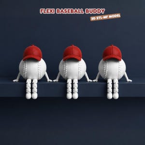 Op de afbeelding: Drie witte honkbalvormige figuren met rode petten en beweegbare ledematen, elk met een gestructureerde naad. De tekst FLEXI BASEBALL BUDDY en 3D STL-MF MODEL verschijnt boven de figuren. Deze figuren hebben witte armen en benen.