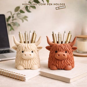 Op de afbeelding: Een rustiek houten bord in het wit met de handgeschreven tekst "Welcome". Het bord heeft een verweerde afwerking en een decoratief bloemmotief.