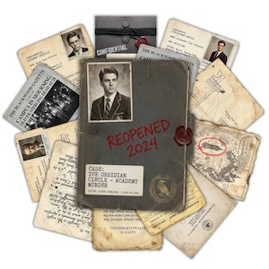 Puede incluir: Una carpeta de archivo gris oscuro etiquetada como REOPENED 2024 y THE OBSIDIAN CIRCLE - ACADEMY MURDER, rodeada de varios documentos envejecidos, perfiles de estudiantes, recortes de periódicos y mapas con notas manuscritas y un sello de cera rojo.