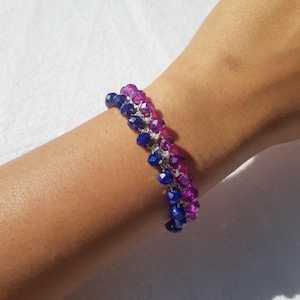 Een chique gehaakte armband versierd met kristallen in paarse tinten.