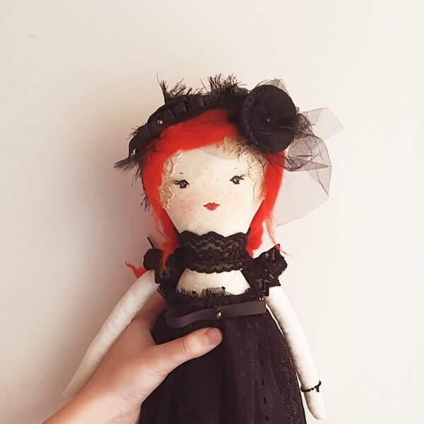 Halloween Muñeca Bruja #1, Muñeca de Trapo Hecha a Mano con pelo rojo de lana y vestido de tela de encaje negro. 50cm Colección de Halloween