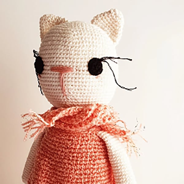 Coral Kitty, muñeca de ganchillo. Handmade Crochet Doll Kitty. Muñeca Amigurumi Estilo Cat con Vestido y Bufanda. 33 cm.