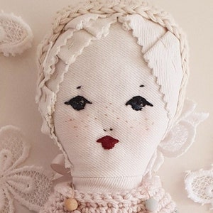 Boneca Flor Lilia nº 2, boneca de pano feita à mão com suéter de crochê e saia de musselina de algodão. 45 cm. Boneca de herança. Boneca de pano. Só resta uma.