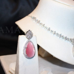 Parure de bijoux CZ rose en plaqué argent : collier et boucles d'oreilles