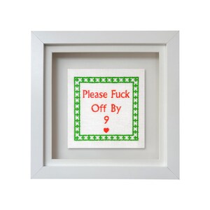 "Please Fuck Off By Nine" - Arte Bordada, Arte de Parede Moderna, Decoração de Apartamento, Arte de Parede Retrô, Parede Original, Parede de Galeria, Decoração Estilo Cottage Core